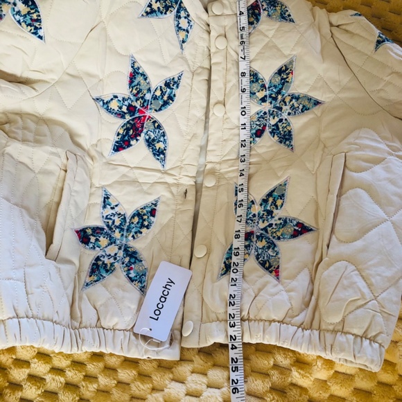 Just in NWT Beautiful lightweight Floral Embroidery Quilted Jacket - Picture 5 of 10
